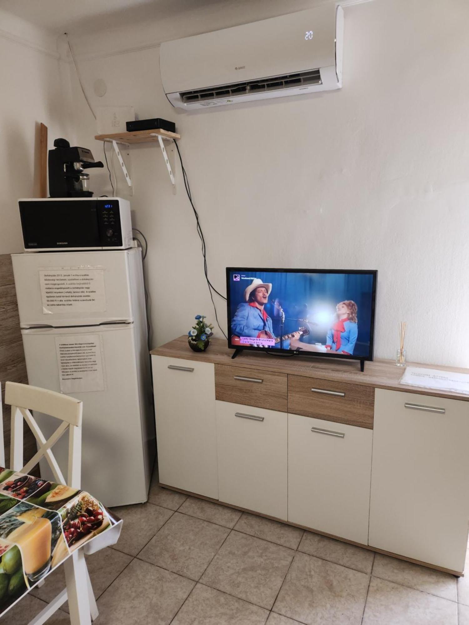 Orsi Apartman / Vendeghaz ケチケメート エクステリア 写真