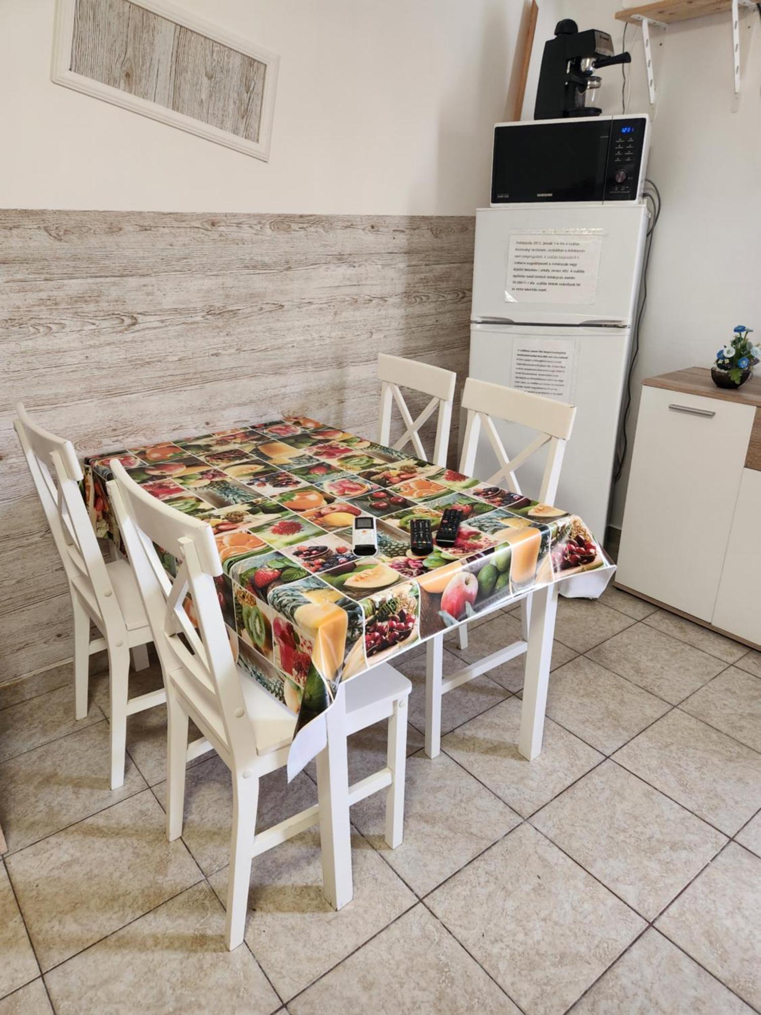 Orsi Apartman / Vendeghaz ケチケメート エクステリア 写真